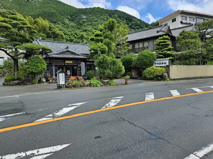 對面就是千歌家的原型: 安田屋旅館，門口還在慶祝太宰治誕辰(此處也是太宰治《斜陽》的寫作地)