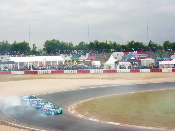 「他們不是來賽車的，是來這裡找樂子的，不是只為了自己，也是為了我們大家！」播報員說。甩尾秀中不但有五台車同時平行甩尾的高難度演出，也有車子在甩尾時會噴出不同顏色煙霧，讓人看得熱血沸騰。