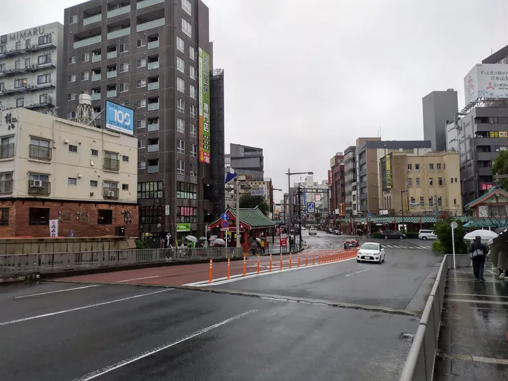 從吾妻橋望向淺草車站