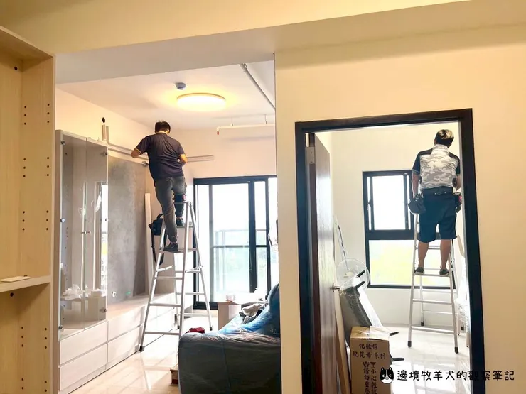 冷氣師傅認真工作的背影 (請忽略雜亂的家具，哈哈)