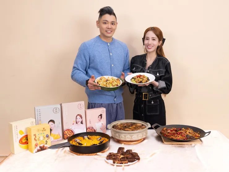 圖說:愛雅夫妻聯手公開年夜飯祕訣,使用加熱即食料理鍋底,輕鬆上桌澎湃年菜,歡喜迎接蛇年。(資料來源:愛雅辣呦)