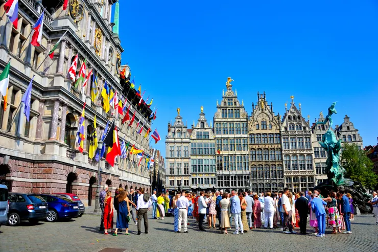 【市政廣場遊人如織理所當然，但為何市政廳大門前冠蓋雲集？預期會有「好事」發生。】