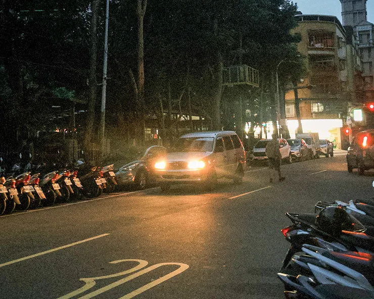 一天的拍攝從這裡開始。天還沒亮，車燈比人醒，台北悶得要死，我還帶著昨日沒散完的疲憊，用這樣的節奏，開始了一場沒人看見的日常勞動。