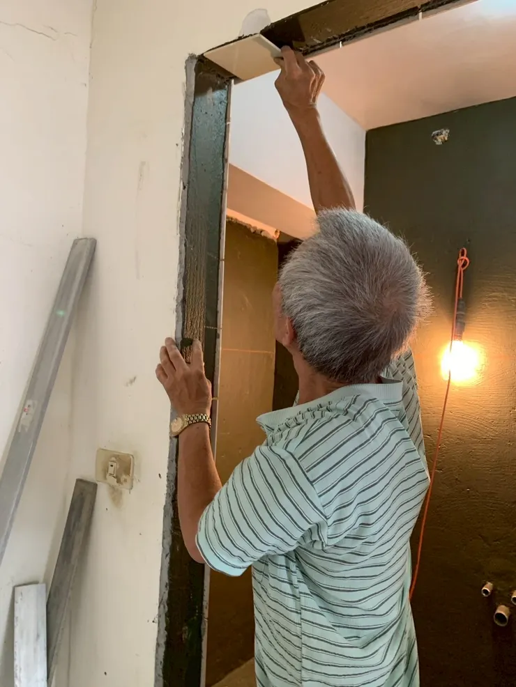 公公是資深的水泥老師傅，願意來花蓮一趟，幫我們貼磚，實在很感謝。