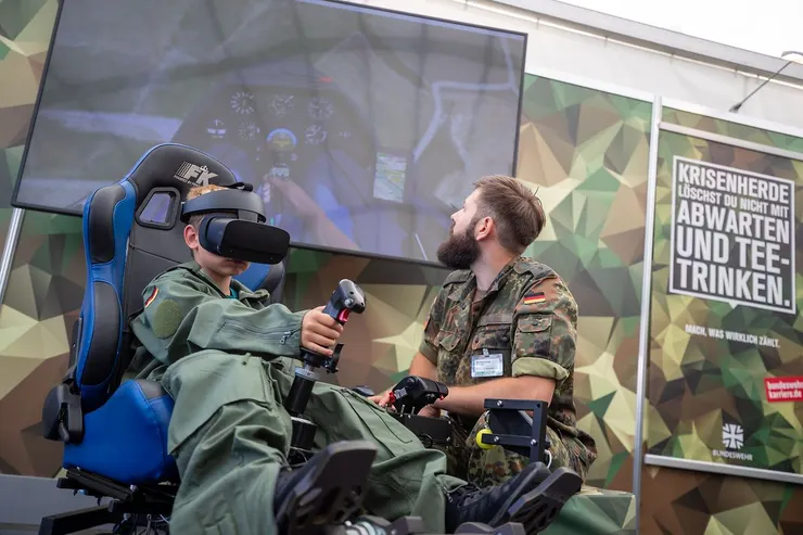 兒童在國防部用VR體驗開戰鬥機(資料來源：德國聯邦政府網站)