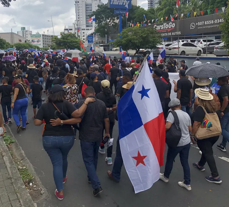 巴拿馬示威民眾穿上黑衣為遭到射殺的同伴哀悼。（圖片來源／X@ASOPROF）