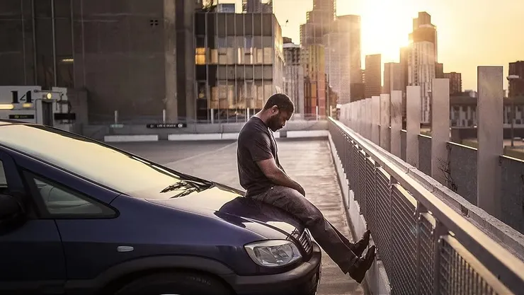 車子就是他的避風港，電話則是他的救命仙丹