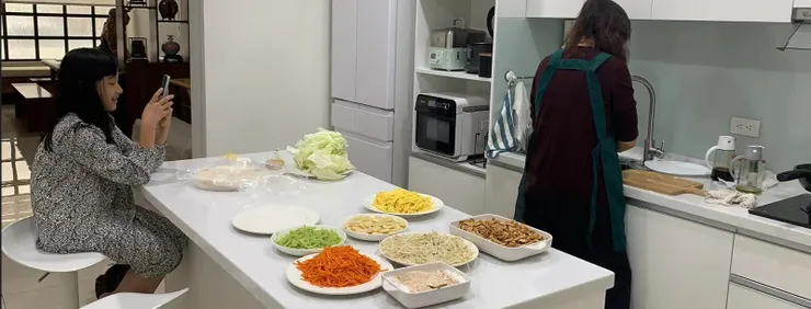 清明連假妻女在台灣包春捲