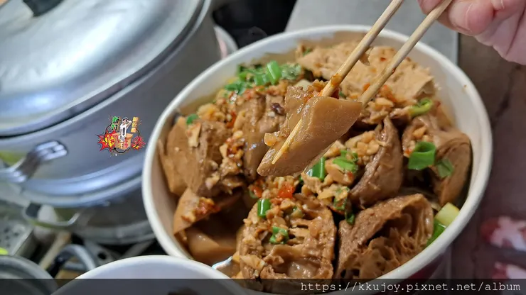 灶腳古早味蒜香烏龍豆干|竹北夜市推薦美食|蒜香米血烏龍豆干|