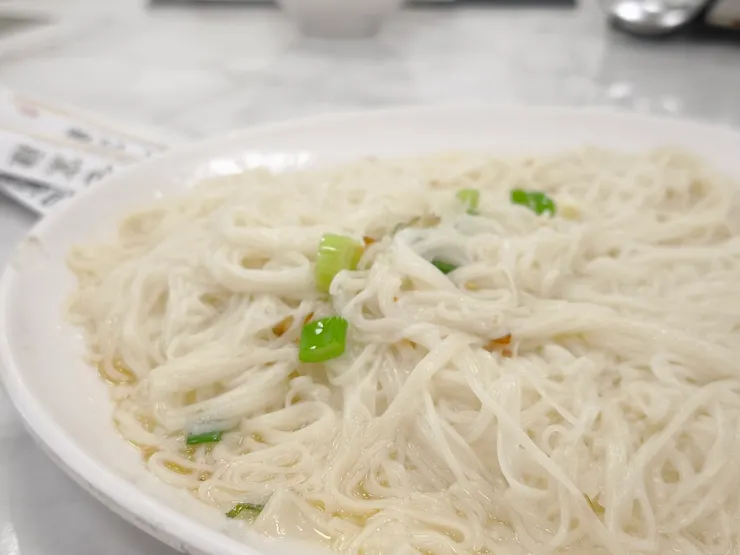 三星蔥油拌麵線，也是必吃的主食，蔥味超香的啦！