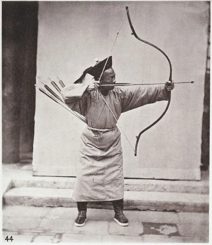 滿洲族射手&nbsp;A Manchu bow being drawn in the traditional manner, circa 1874, by John Thomson.&nbsp;| Wikipedia&nbsp;CC-BY-4.0