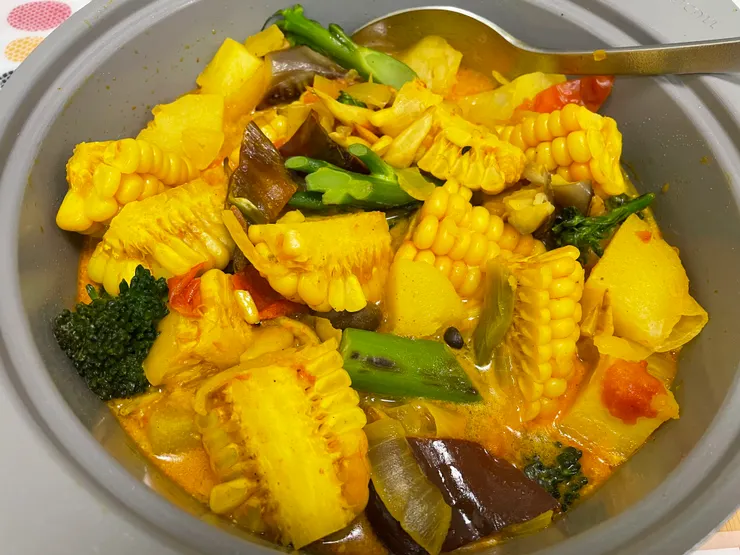 2茶匙港式咖喱粉,加300毫升水,就能製作香辣惹味的港式咖喱雜菜窩。(作者拍攝)