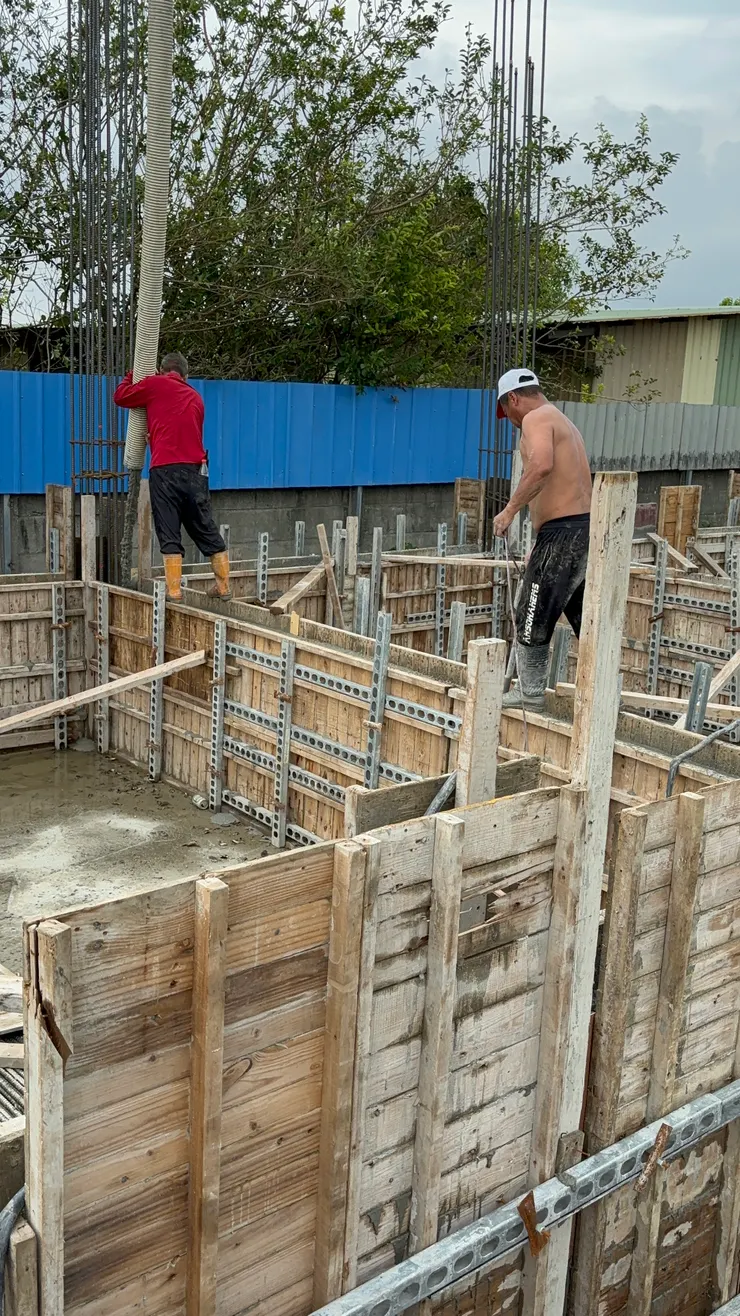 灌漿一樣是由這位穿紅色衣服的龍尾主導