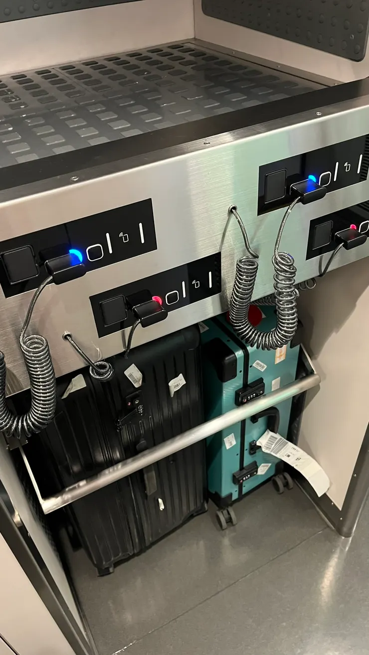 不用怕行李占滿位子，也不用怕被偷。