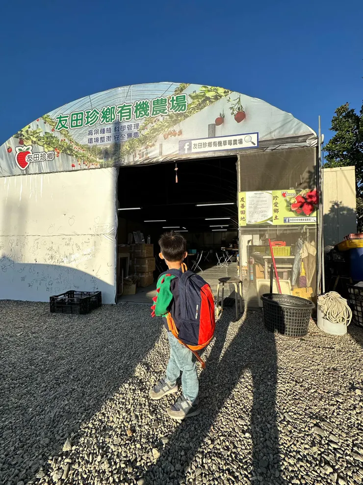 這裡的礫石層頗厚 我無法推♿️ 是跟妹妹用抬的。 後面是休息區。