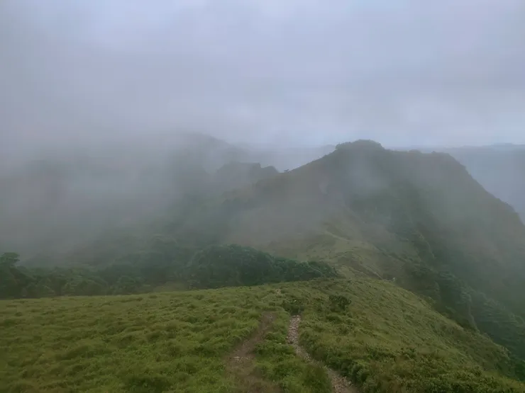 風雨交加的稜線,卻意外帶著一種朦朧的美感。