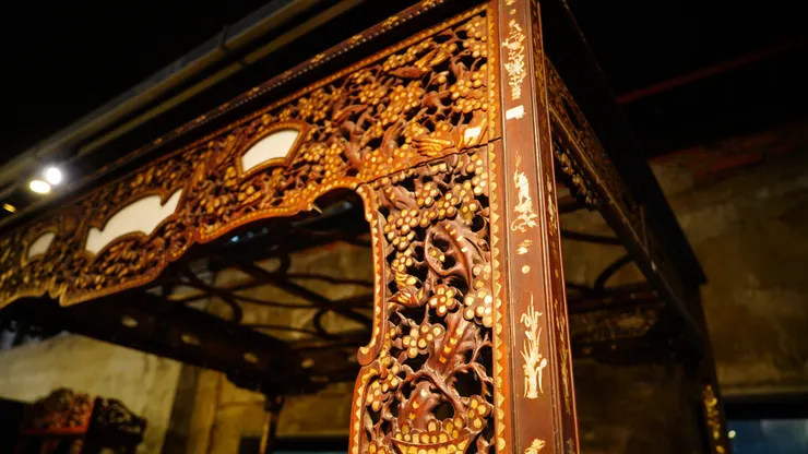 刻畫許多花鳥與八仙圖案的紅眠床