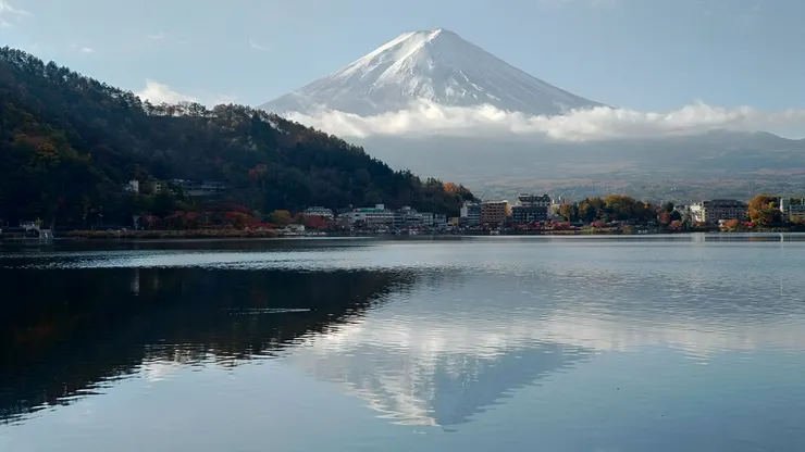 這輩子總算親眼目睹富士山矗立眼前，而且是難得一見的逆富士
