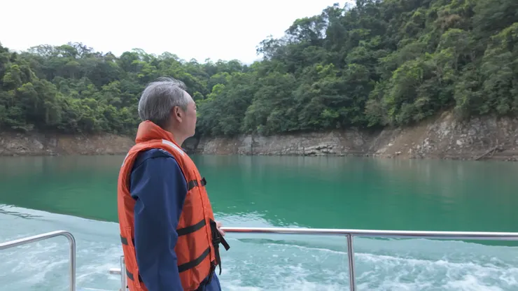 因興建翡翠水庫，被迫遷村的居民與後代子孫，每年清明搭船回到家族祖墳地掃墓。