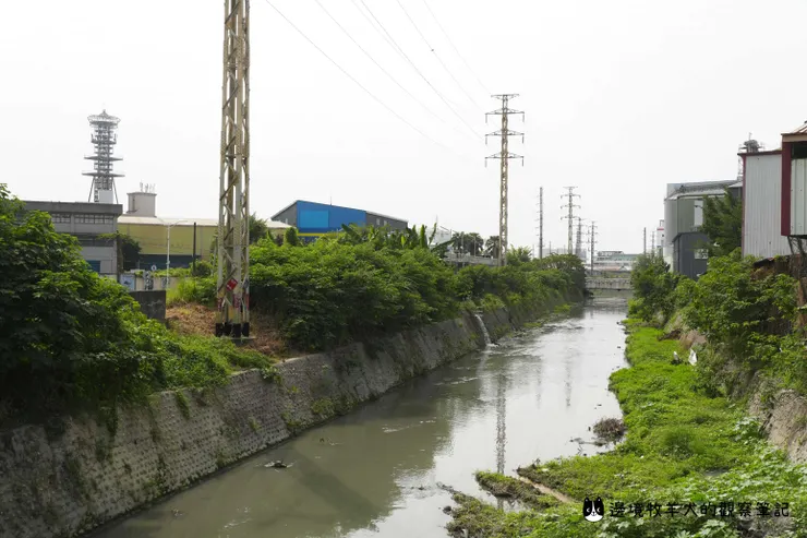 屏東工業區旁，站在民福橋上看殺蛇溪