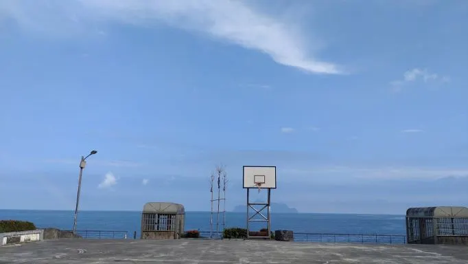 傳說中的夢幻籃球場  (彩虹隱約還在，左下方)