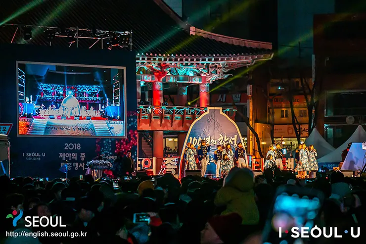 首爾普信閣敲鐘活動，圖片源自網路