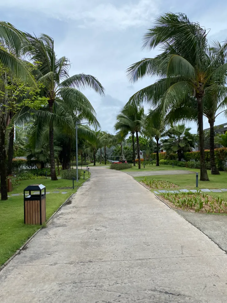 游累了，搭上渡假村車車回到villa