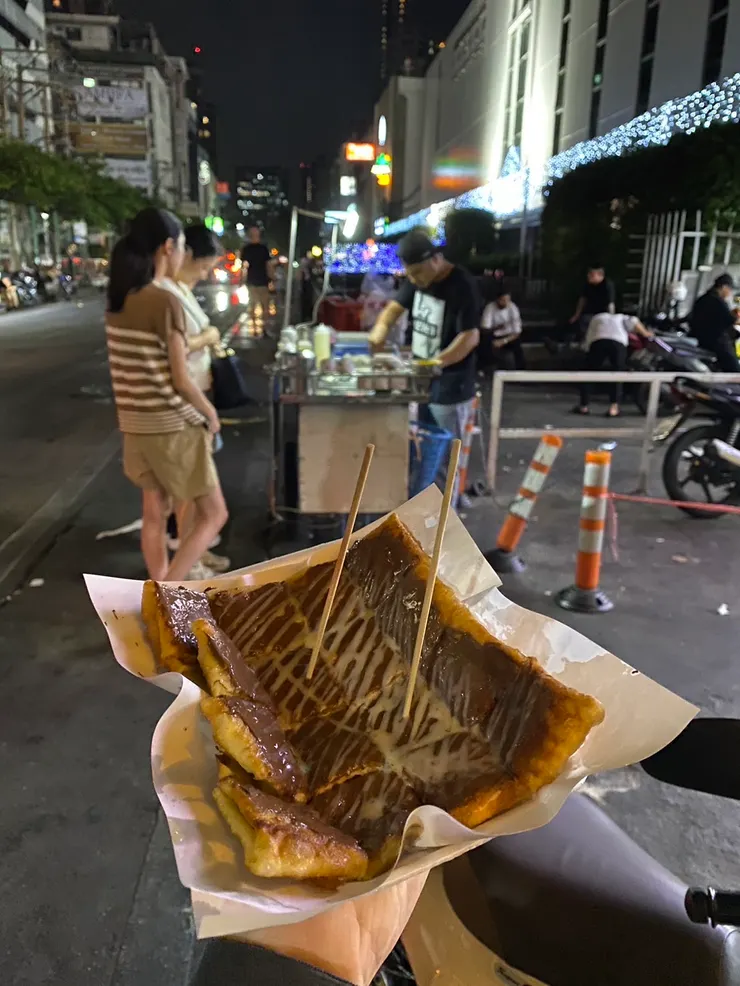 這邊的路邊攤拿完錢摸一下抹布就繼續揉麵糰了,實在很讓人擔心,但好險後來沒有烙賽。