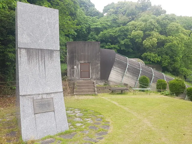 炭礦殉職者慰靈碑，背後是救護練習模擬坑道