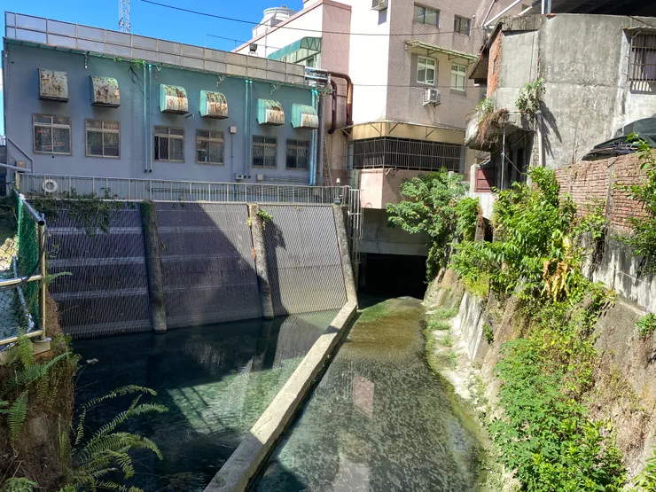 溝子口溪與景美溪的匯流處，眼前是中港抽水站