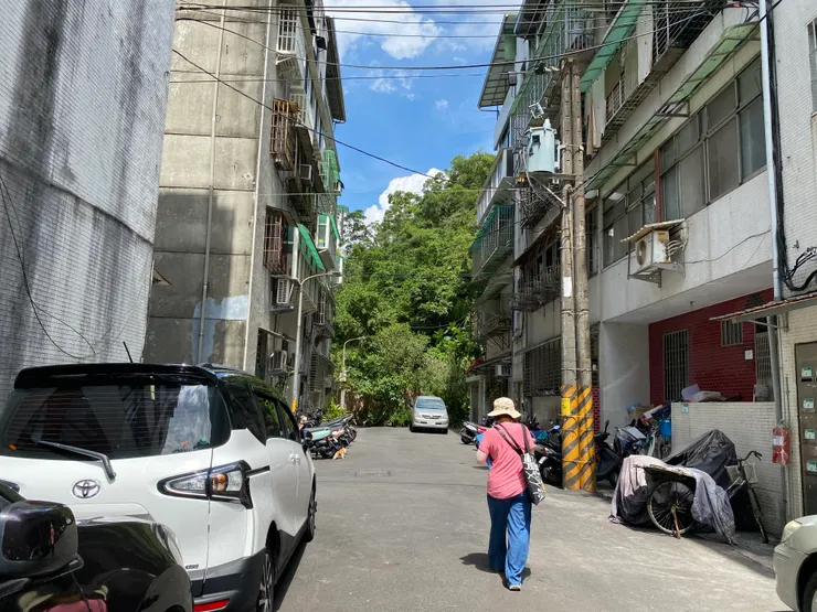 兩旁公寓之間可見柑仔山，十一命案發地點就在這附近