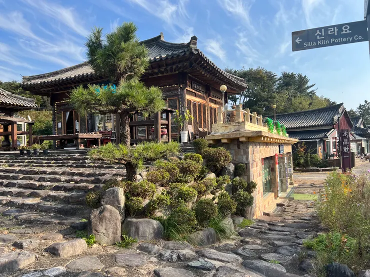 我們參觀了這間水晶社。從1樓走進去,可以從2樓直接走出來,很有趣。