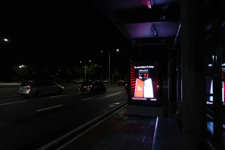 昏暗中的燈箱是城市的標記