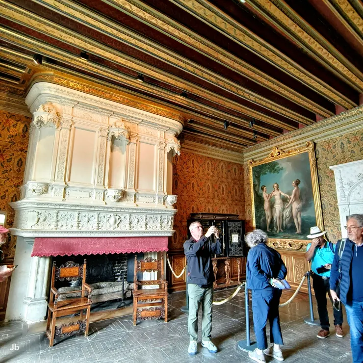 【1樓,弗朗索瓦一世沙龍,壁上掛著查爾斯-安德烈·凡·羅(Charles-André van Loo,1705-1765) 於生命最後一年畫的美慧三女神。】