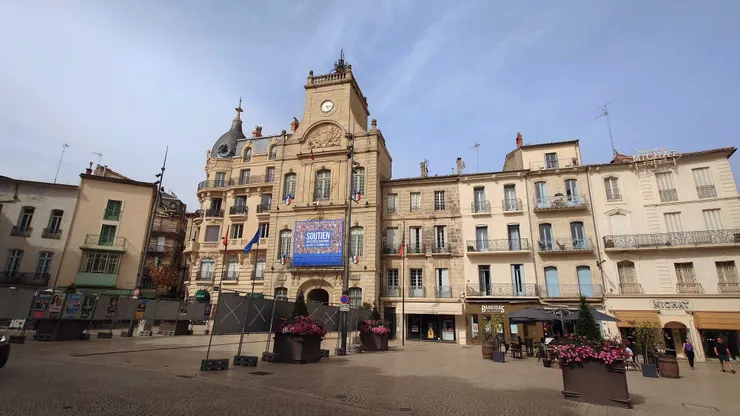 中世紀時，當地執政官於羅馬廣場舊址上建立了貝濟耶市政廳，目前的市政廳則建於 1729 年。