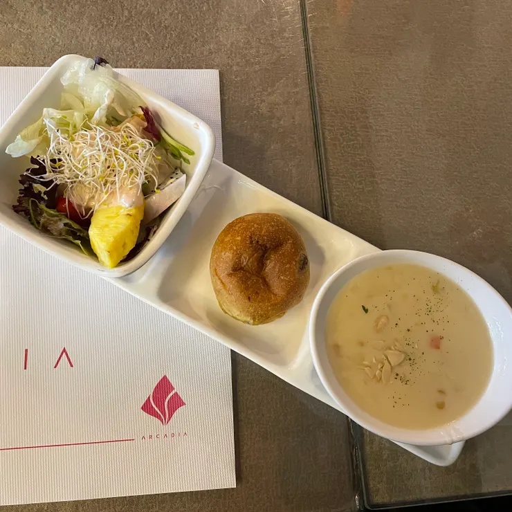 燉飯及義大利麵有附上麵包、湯、沙拉、飲料及甜點