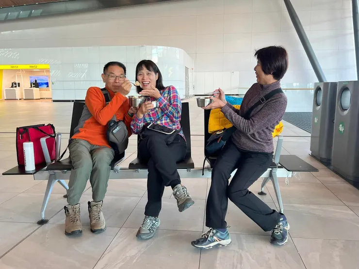 在機場吃炒飯，放在保溫袋還溫溫的。