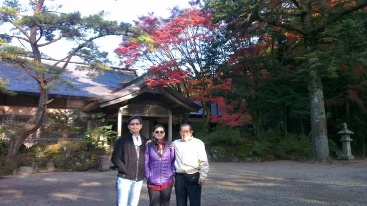 〈山林小徑的重逢〉是楊錦聰(左)寫給已故父親楊木輝(右)的曲子，〈野花的獨白〉則獻給堅強的母親郭聘(中)。 （圖／風潮音樂 提供）