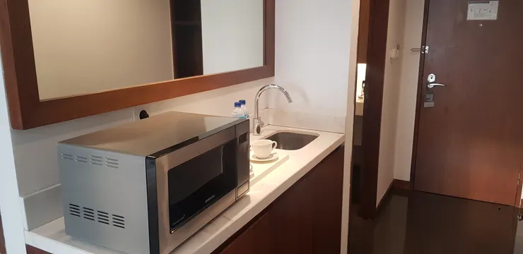 提供微波爐,可以去隔壁超市買微波食品來吃。旅館是木地板而不是地毯,先給乾淨一點分數