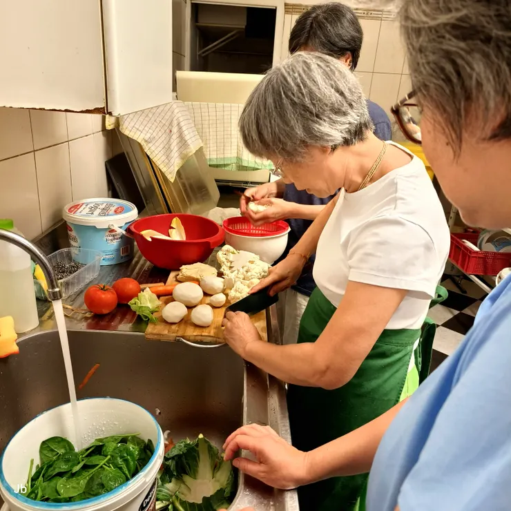 【老婆在麵包店的廚房做菜】