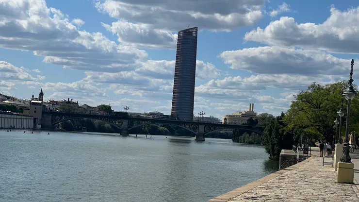 西班牙保存最古老的鐵橋特里亞納大橋