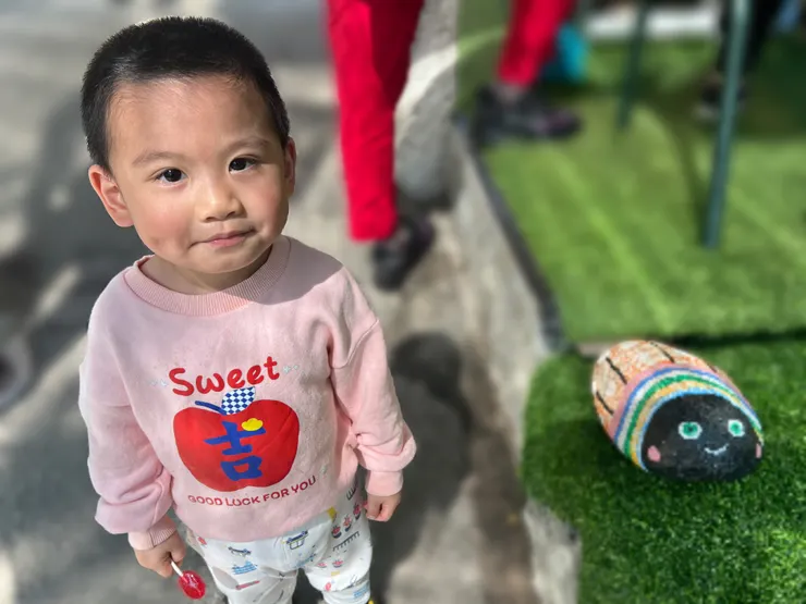 媽媽幫我拍照，我像這隻瓢蟲嗎？