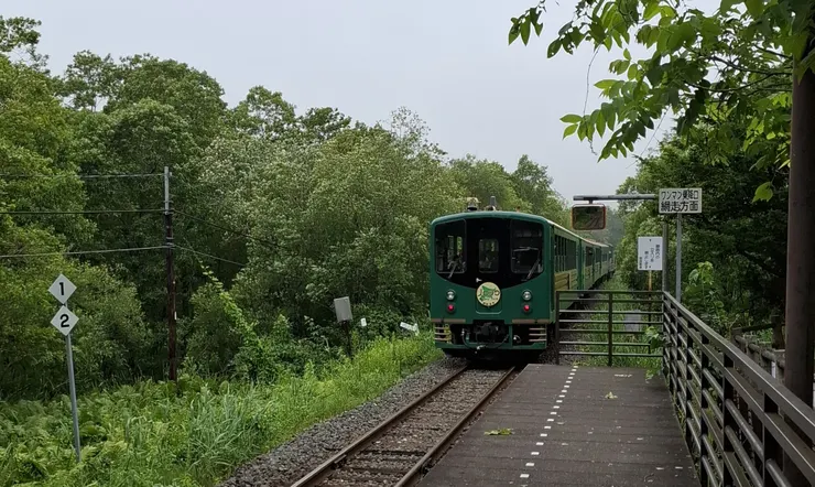 這是列車車尾，我們在濕原站下車