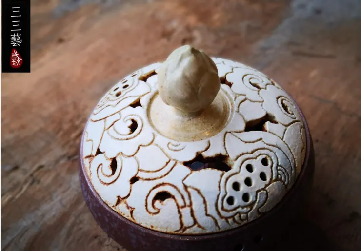 陳明謙雕刻工藝:壺身上的蓮花、雲紋,是他的招牌標誌!剔刻填白也是獨樹一格