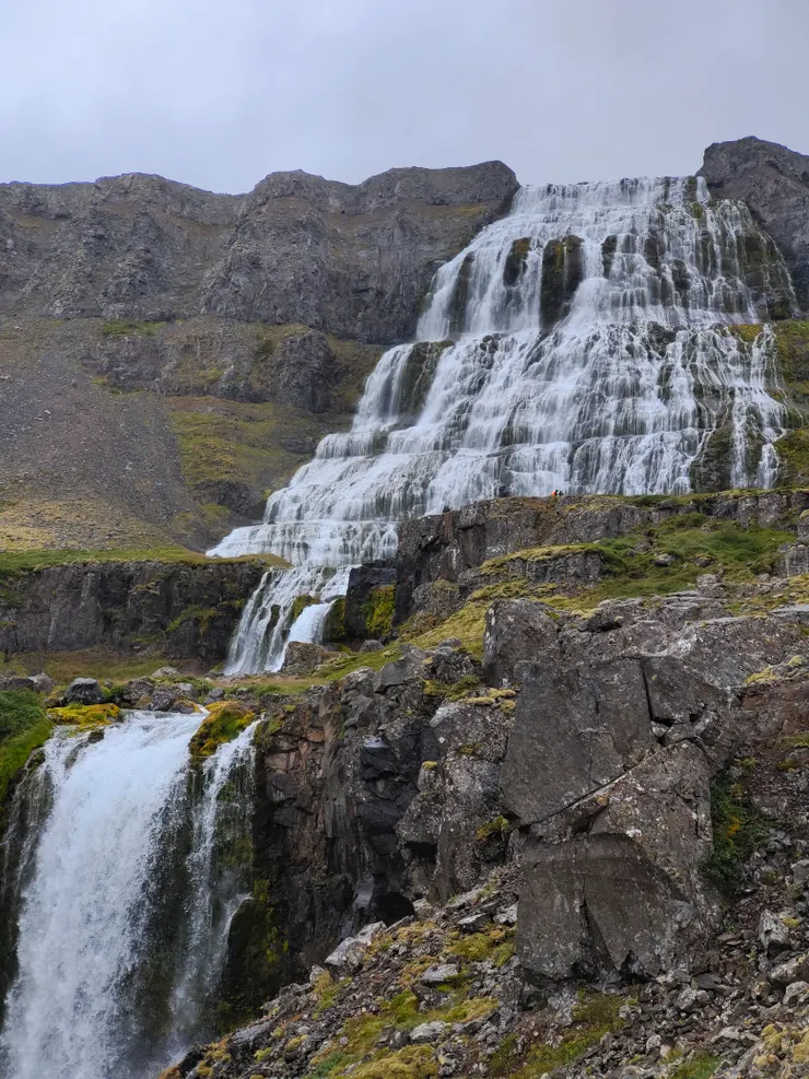 Dynjandi(上)高100公尺,頂部寬30公尺,底部寬60公尺,為階梯狀瀑布,由其底部人之微小,可知其壯大。其下有Hæstahjallafoss(中)及Strompgljúfrafoss(下,部分)等七個瀑布。因時間之故,只走到Strompgljúfrafoss就得回頭。照片是在Strompgljúfrafoss旁仰拍而得。