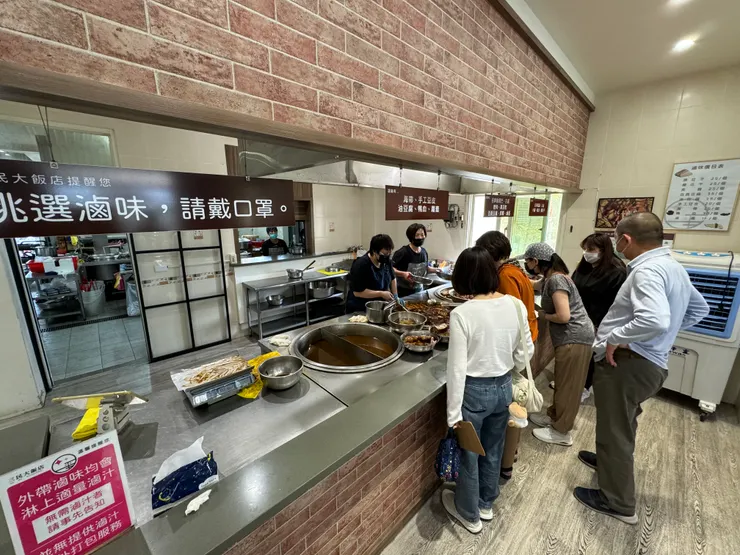 滷味好吃，有點鹹，沒吃重鹹建議配主食