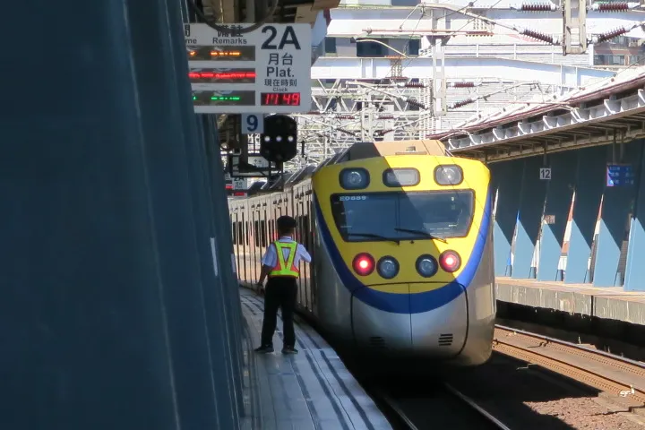 EMU800型增備車與一般的EMU800型最大的差異就是顏色相反  攝影/作者/汐止