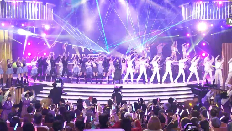 日本天團YOASOBI在去(2023)年登上NHK紅白歌唱大賽演唱動畫《我推的孩子》主題曲〈Idol〉，並邀請櫻坂46、LE SSERAFIM等偶像團體伴舞。(圖源:NHK)