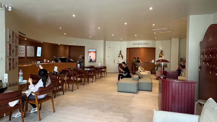 一樓接待大廳的環境,左邊是餐飲,右邊是美容