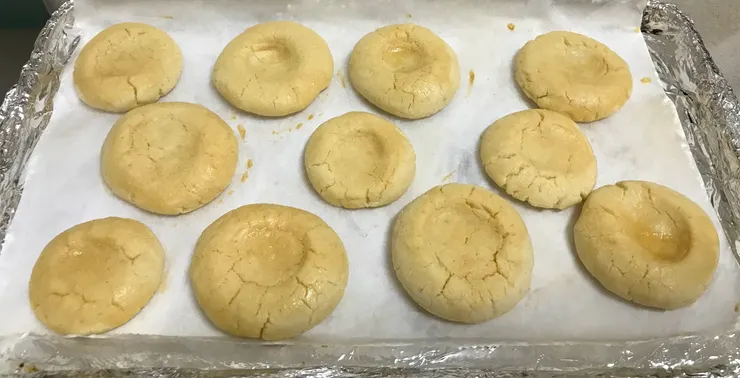 第一盤是基本的圓形,中間用手指壓出凹洞。餅面塗上蛋液後烤過的樣子